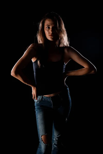 Portrait Une Belle Fille Élégante Portant Débardeur Noir Jeans Déchiré — Photo