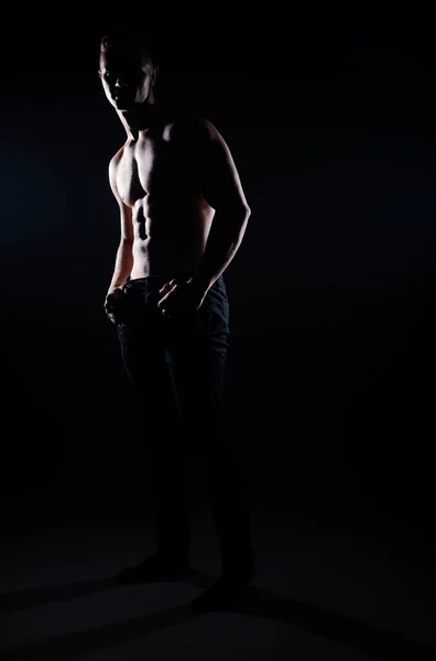 Retrato Belo Modelo Masculino Posando Jeans Pretos Moda — Fotografia de Stock