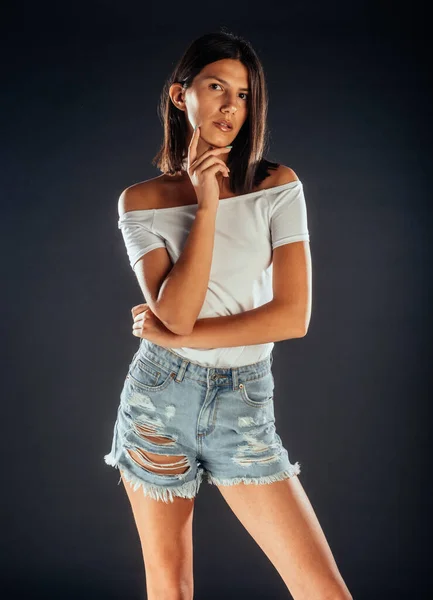 Mulher Atraente Posando Camiseta Branca Jeans Rasgados Curtos — Fotografia de Stock