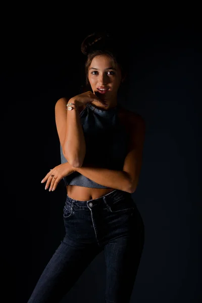 Estudio Retrato Moda Una Chica Moderna Con Pantalones Mezclilla Con — Foto de Stock