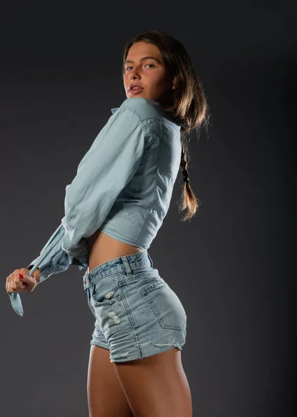 Vacker Ung Kvinnlig Modell Korta Jeans Denim Mörk Bakgrund — Stockfoto