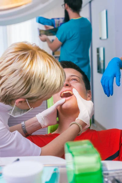 Dentista Feminina Com Ajuda Seu Técnico Dentista Examina Boca Dentes — Fotografia de Stock