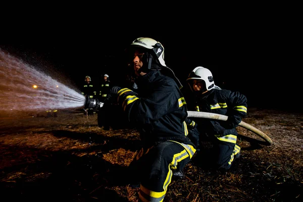 Bombeiros Uniforme Lutando Contra Incêndio Chamas Durante Situação Emergência — Fotografia de Stock