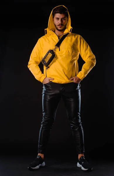 Retrato Hombre Moda Con Chaqueta Amarilla Pantalones Negros — Foto de Stock