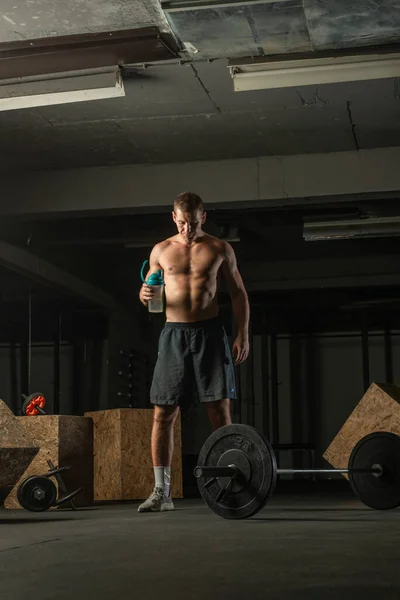 Muskularny Mężczyzna Robi Sobie Przerwę Hardcorowego Treningu Podczas Picia Wody — Zdjęcie stockowe