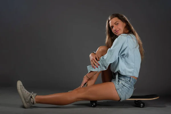 Aantrekkelijk Skater Meisje Poserend Met Haar Skateboard Geïsoleerde Studiofoto Een — Stockfoto