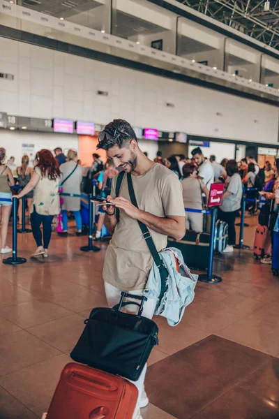 Hombre Negocios Caucásico Guapo Esperando Vuelo Aeropuerto —  Fotos de Stock