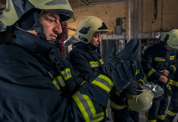 Πυροσβέστες Ετοιμότητα Πυροσβέστες Που Φοράνε Γάντια — Φωτογραφία Αρχείου
