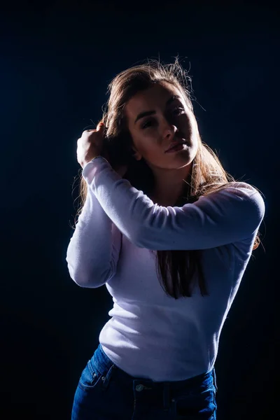 Retrato Uma Menina Atraente Furando Seu Cabelo Enquanto Parece Bonito — Fotografia de Stock