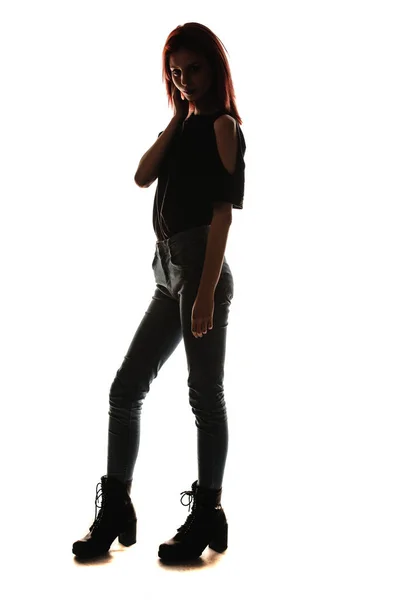 Body Shot Stylowej Kobiety Pozowanie Modne Dżinsy Czarne Top Shirt — Zdjęcie stockowe