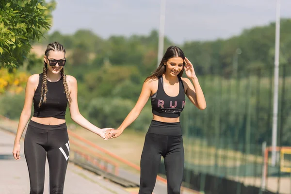 Duas Belas Esportistas Patinando Parque Dia Ensolarado — Fotografia de Stock