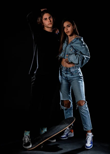 Pareja Jóvenes Skateboarders Posando Vestidos Con Ropa Cool Moda —  Fotos de Stock