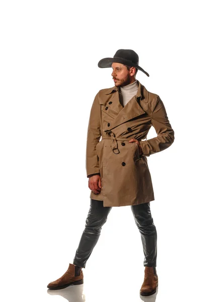 Atraktivní Mladý Muž Model Pózující Džínách Kalhoty Dlouhý Kabát Izolované — Stock fotografie