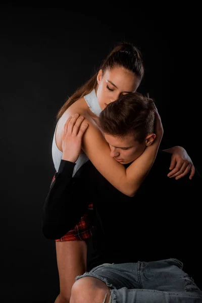 Estúdio Moda Tiro Casal Sensual Contra Fundo Escuro — Fotografia de Stock