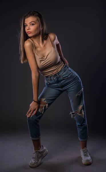 Retrato Uma Menina Moda Atraente Topo Tanque Bege Jeans Posando — Fotografia de Stock