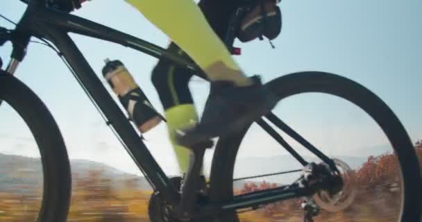 Biciclista Equitação Através Estrada Campo — Vídeo de Stock