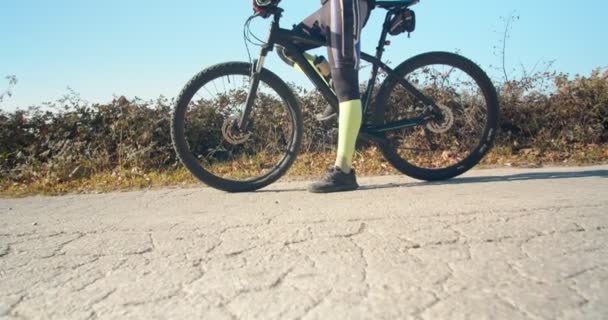 Vista Perto Ciclista Montanha — Vídeo de Stock