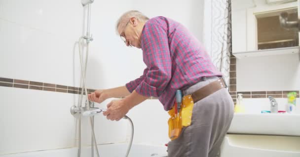 Altenpfleger Arbeitet Hause Reparaturkonzept — Stockvideo