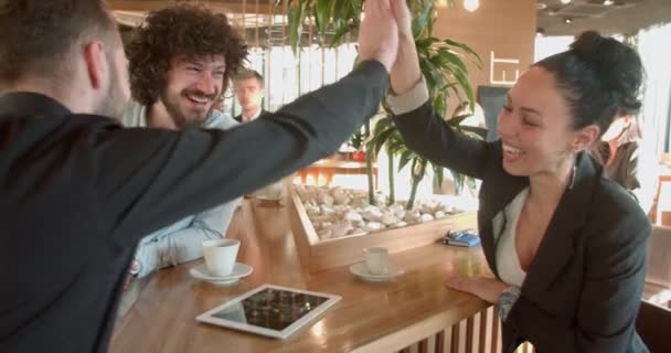 Barátok Beszélgetnek Egy Kávézóban — Stock videók