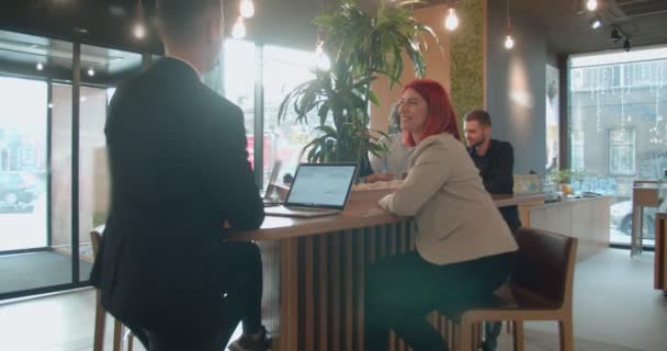 Vänner Som Pratar Ett Kafé — Stockvideo