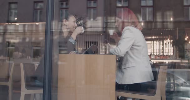 Unga Affärskvinnor Som Har Möte Kaffebar — Stockvideo