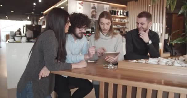 Amigos Conversando Uma Cafeteria — Vídeo de Stock