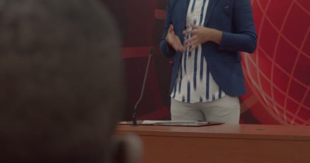 Jonge Politicus Oefent Zijn Toespraak Met Gebaren — Stockvideo