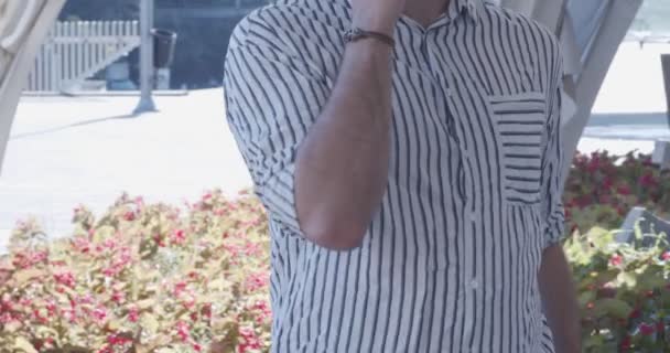 Şehir Merkezindeki Bir Parktan Uzaktan Çalışan Bir Adamı Orta Ölçekli — Stok video