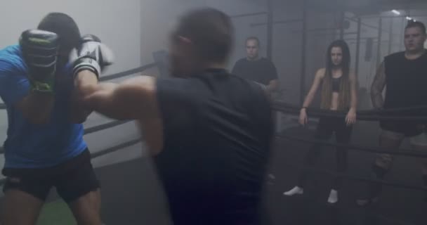 Δύο Άνδρες Που Αγωνίζονται Ένα Κλειστό Γυμναστήριο — Αρχείο Βίντεο