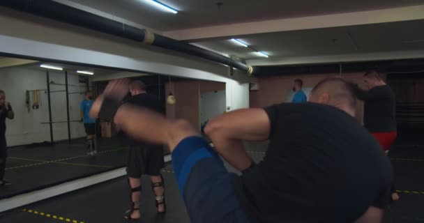 Training Kick Box Dengan Karung Tinju — Stok Video