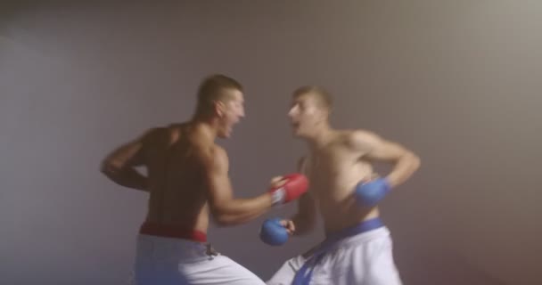 Карате Людина Практикує Бойові Техніки — стокове відео