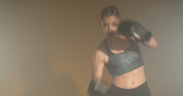 Dziewczyna Ćwiczy Kick Box Studio Koncepcja Sportowa — Wideo stockowe