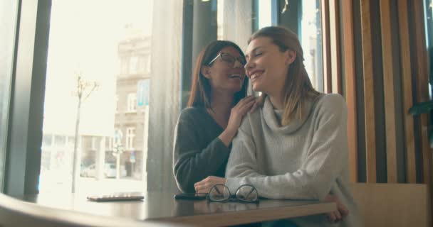 Fiatal Leszbikus Pár Összebarátkozik — Stock videók