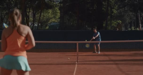 Gadis Muda Bermain Tenis Dengan Seorang Teman — Stok Video