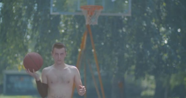 Veterano Jogador Basquete Saltando Girando Bola Antes Jogo — Vídeo de Stock