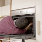 Altenpfleger arbeitet zu Hause, Reparaturkonzept
