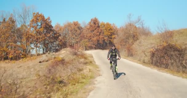 Uomo Anziano Bicicletta Sulle Colline Montagna Giorno — Video Stock