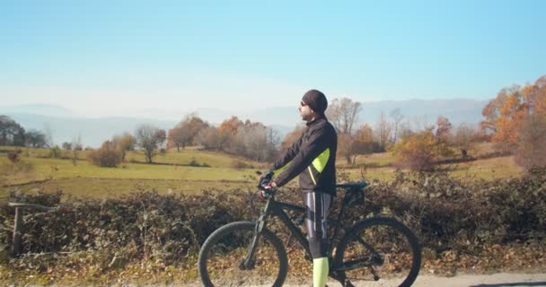 Ανώτερος Άνθρωπος Ιππασία Ποδήλατο Στους Λόφους Του Βουνού Την Ημέρα — Αρχείο Βίντεο
