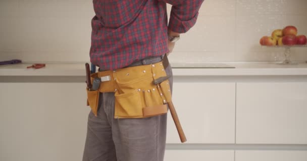 Senior Arbeider Werkt Thuis Reparatie Concept — Stockvideo