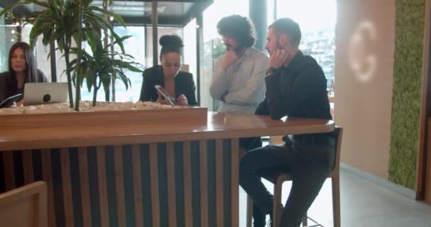 Zakelijke Collega Werken Aan Een Project Koffiebar — Stockvideo