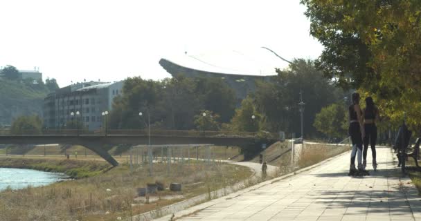 Δύο Έφηβες Που Κάνουν Πατίνια Στο Πάρκο — Αρχείο Βίντεο