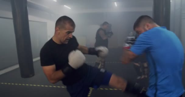 Dos Tipos Peleando Gimnasio Interior — Vídeos de Stock