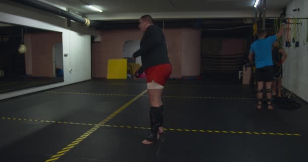 Boksers Training Een Overdekte Garage — Stockvideo