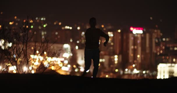 Joven Bailarina Actuando Sobre Ciudad Por Noche — Vídeos de Stock