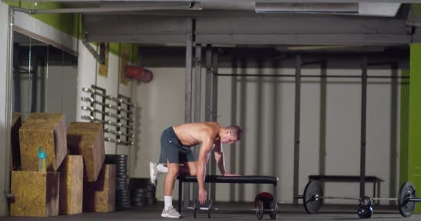 Hoge Contrast Foto Van Een Gezonde Fitnessman Doen Workout Met — Stockvideo