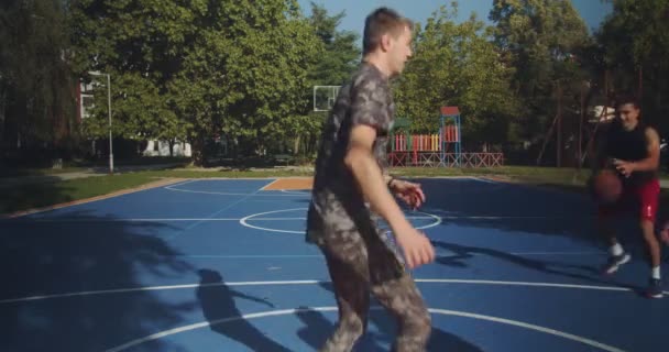 Друзья Играют Баскетбол Площадке Солнечный День — стоковое видео