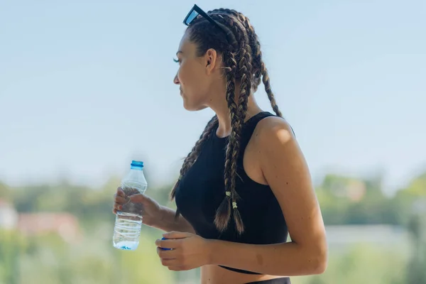 Портрет Щасливої Жінки Спортсменки Воду Пластикової Пляшки Після Тренування Відкритому — стокове фото