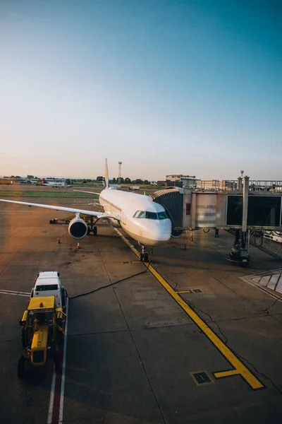 Puente Embarque Pasajeros Conectado Avión Aeródromo — Foto de Stock