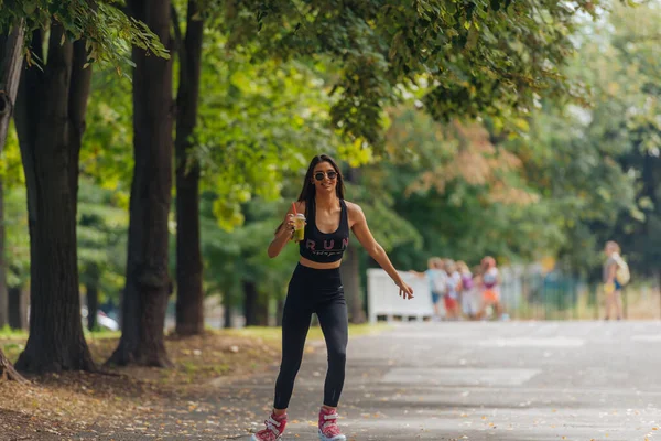 Hot Athletic Woman Sportswear Rollerblading Park Sunny Weather — Stock Photo, Image