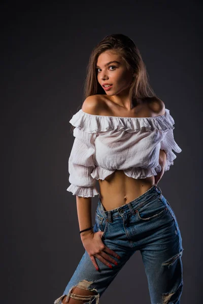 Retrato Una Hermosa Chica Elegante Con Camiseta Blanca Pantalones Vaqueros — Foto de Stock